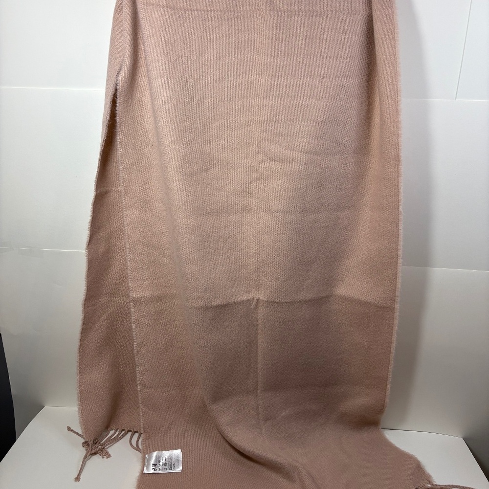 NWOT , H & M WOMENS SCARF FRINGE PLAID VERY SOFT WARM 70in x 20 in